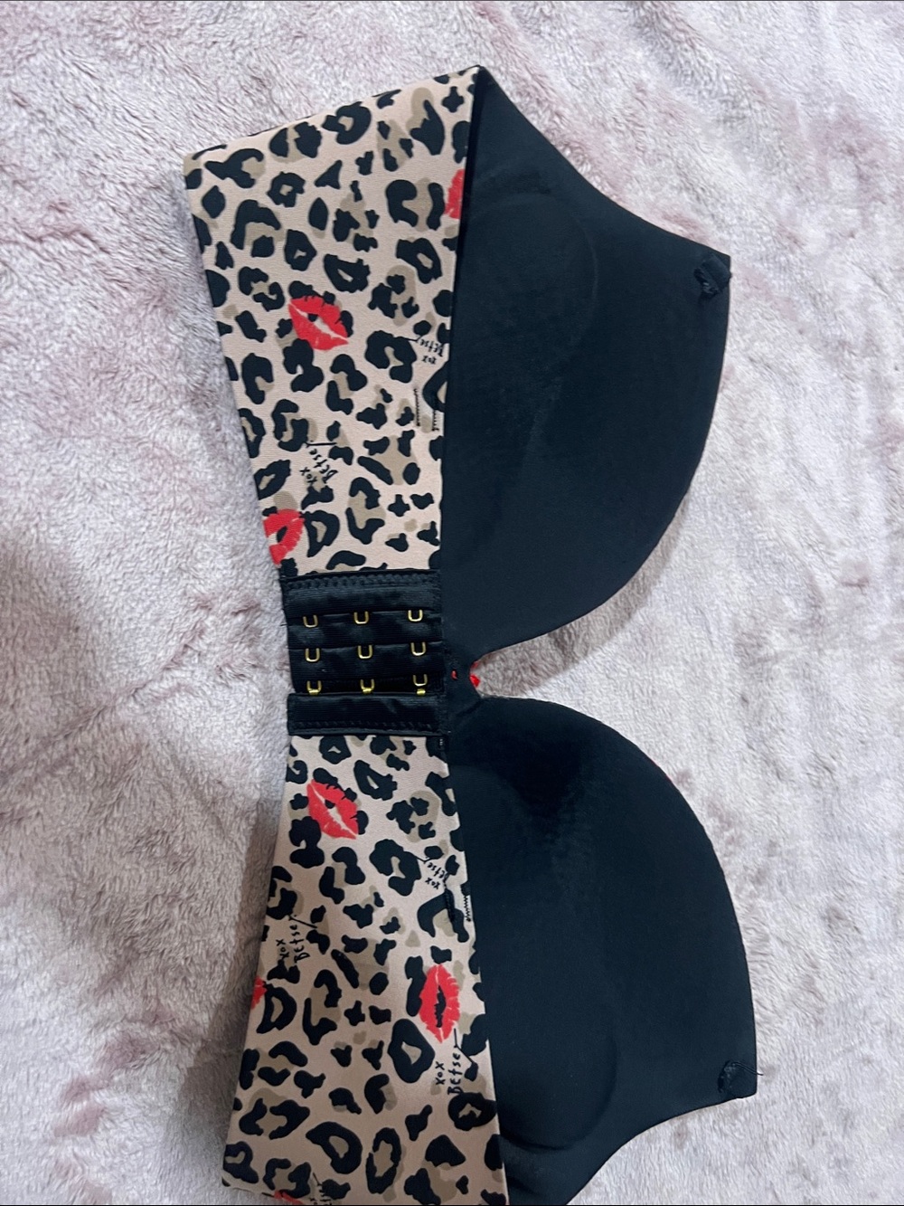 Betsey Johnson Strapless Beige Leopard Print Push-Up Bra with Red Lip Accents - Picture 5 of 9
